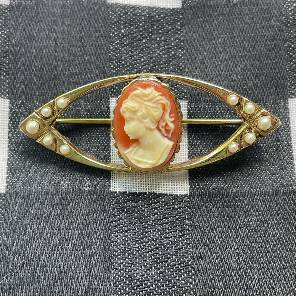 Sweet Vintage Cameo Pin Brooch
